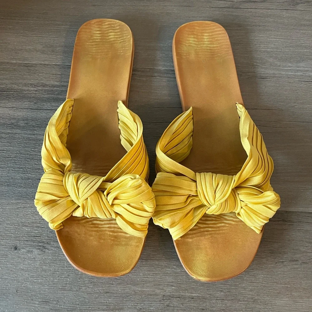 Yellow/gold sandals - Picture 1 of 3